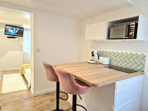 une cuisine avec un comptoir en bois dans une pièce dans l'établissement Cocon d'Argeles - Appartement tout confort, à 2min à pied de la gare, à Argelès-sur-Mer