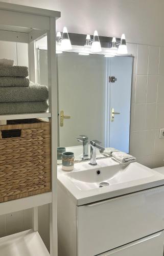 une salle de bain avec un lavabo et un miroir dans l'établissement Superbe Studio plein centre de Juan les pins 500m des plages, à Antibes