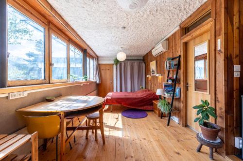 une chambre avec une table et des chaises dans une maison dans l'établissement Beau Studio Vue Splendide 3 Vallées, à Champoulet