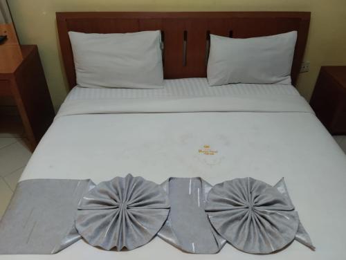 Postel nebo postele na pokoji v ubytování new raya hotel