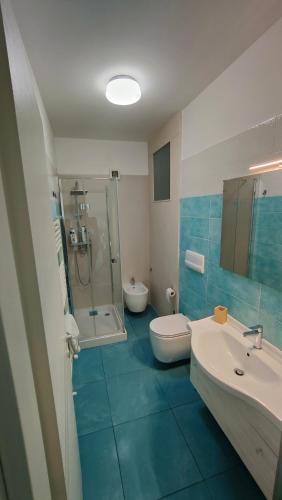 a bathroom with two sinks and a shower and a toilet at Le Sfumature del Mare in San Vito Chietino
