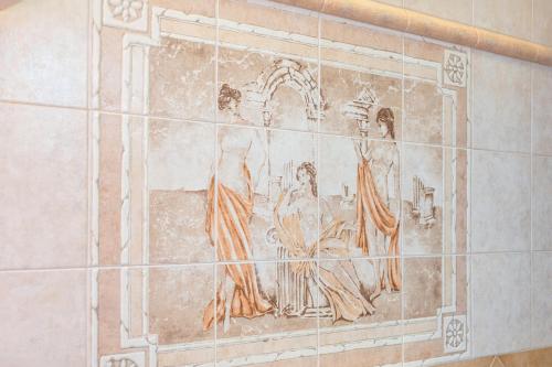 una pintura en una pared de azulejos de un edificio en Oasi, en Torre Santa Sabina