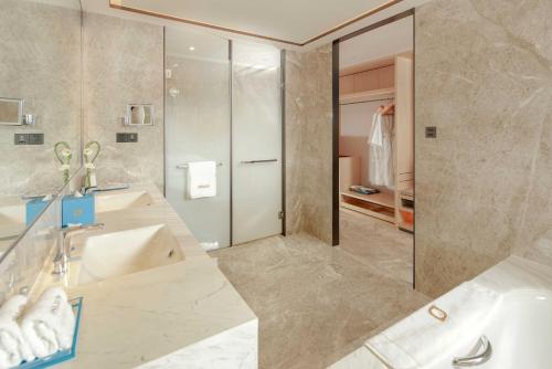 Bilik mandi di Projoy Hotel Tianfu