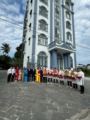 a group of people standing in front of a building at Gia Phú Hotel Bình Thuận in Tánh Linh