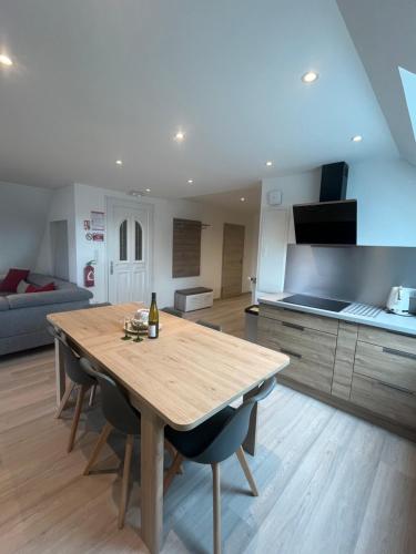 une grande cuisine avec une table et des chaises en bois dans l'établissement Gîte Du Balcon, à Diebolsheim