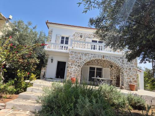 Το κτήριο όπου στεγάζεται  η βίλα