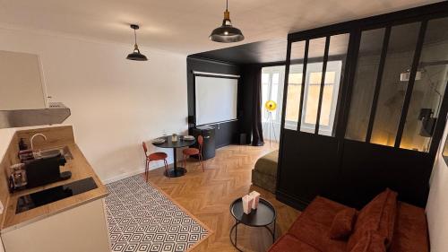 un salon avec un lit et une table dans l'établissement Studio Cinéma Séjournez dans un Décor de Film, à Béziers