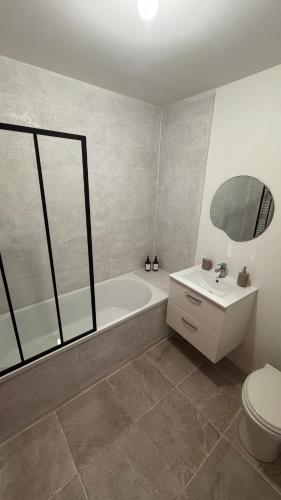 une salle de bain avec une baignoire, des toilettes et un lavabo dans l'établissement Studio Cinéma Séjournez dans un Décor de Film, à Béziers