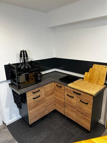a kitchen with a stove and a counter top at Gemütliches 1-Zimmer Apartment mit Whirlpool in Ehingen