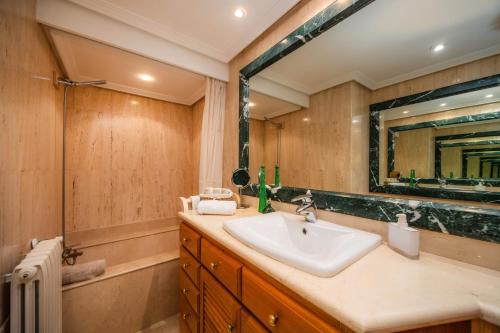 a bathroom with a sink and a mirror at Can Gual Inca in Inca