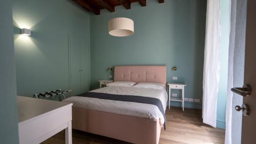 Un pat sau paturi într-o cameră la Alloggio del 1400 in centro storico