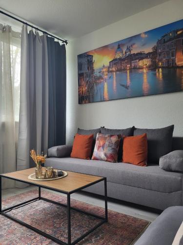 a living room with a couch and a table at Charmante & Gemütliche Wohnung inkl Kaffee und Tee in Wuppertal