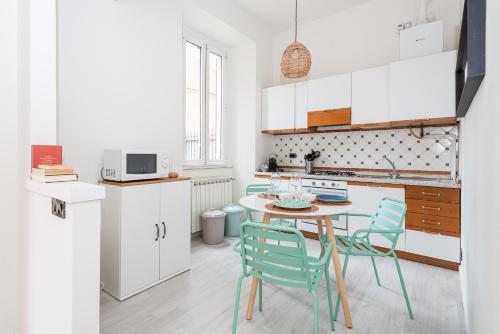 a kitchen with a table and chairs in a room at Pied à terre Cernobbio in Cernobbio