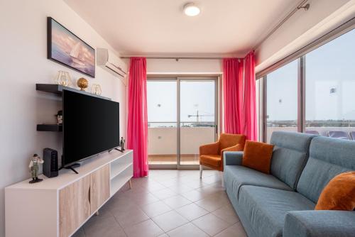 Spectacular 2 bed apartment, huge terrace and sea view