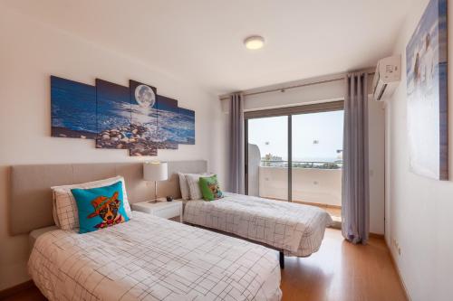 Spectacular 2 bed apartment, huge terrace and sea view