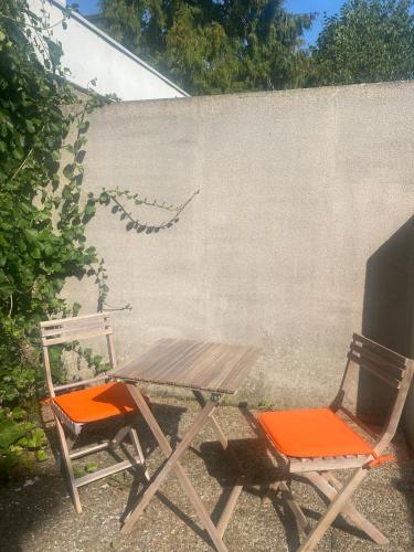 2 chaises, une table, une table et des chaises dans l'établissement Charmant studio centrale, à Rennes