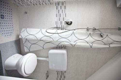 ein Badezimmer mit einem Waschbecken, einem WC und einer Badewanne in der Unterkunft Affittacamere Porta Del Vento in Caltagirone
