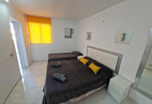 une chambre avec deux lits et une fenêtre dans l'établissement sweet dreams, à Costa del Silencio
