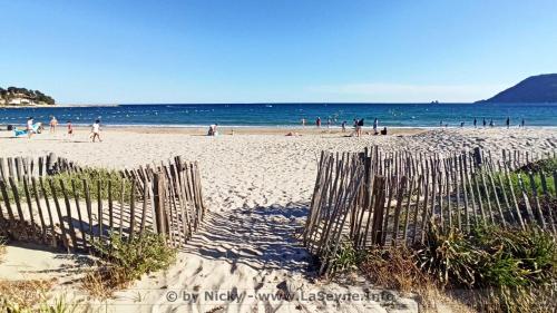 une clôture sur une plage avec des gens dans l'eau dans l'établissement T2 150M de la plage, à La Seyne-sur-Mer