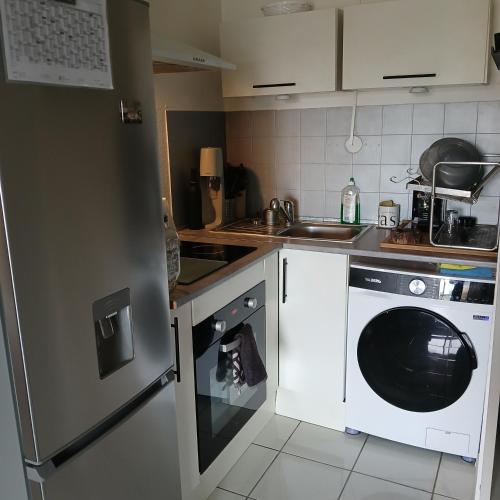 une cuisine avec une machine à laver et un évier dans l'établissement T2 150M de la plage, à La Seyne-sur-Mer