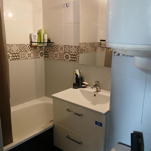 une salle de bain avec un lavabo et une baignoire dans l'établissement T2 150M de la plage, à La Seyne-sur-Mer