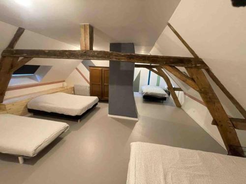 Cette chambre mansardée comprend 2 lits. dans l'établissement Grande maison de campagne, à Mézières-sur-Ponthouin