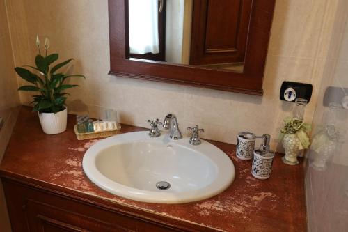 Un mostrador de baño con un lavabo y un espejo. en Casa Angy, en Galbino