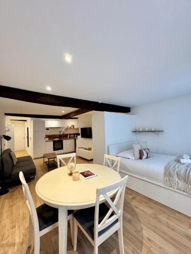 un salon avec une table et un lit dans l'établissement Le petit Vasselot, Centre de Rennes, à Rennes