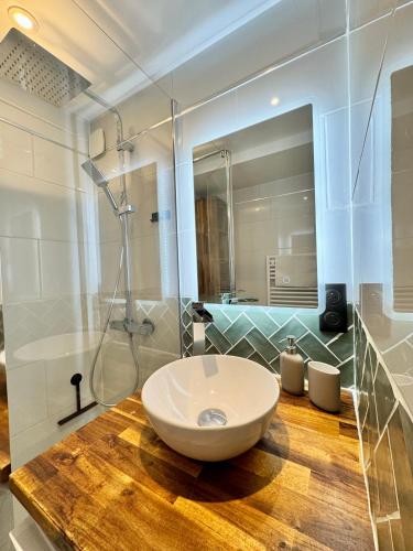 La salle de bains est pourvue d'un lavabo blanc et de parquet. dans l'établissement Le petit Vasselot, Centre de Rennes, à Rennes