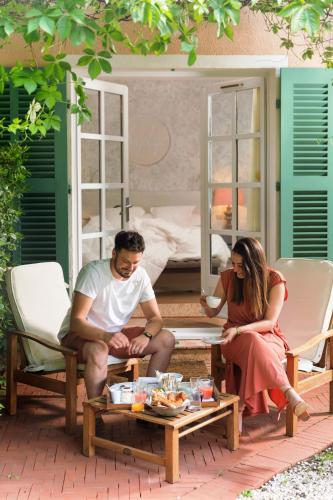 La CelleにあるHostellerie De L'abbaye De La Celle - Teritoriaの男女