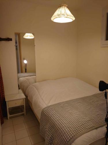 - une chambre avec 2 lits, un miroir et des lumières dans l'établissement 2RB38A Appartement vue sur mer et proche plage, à Collioure