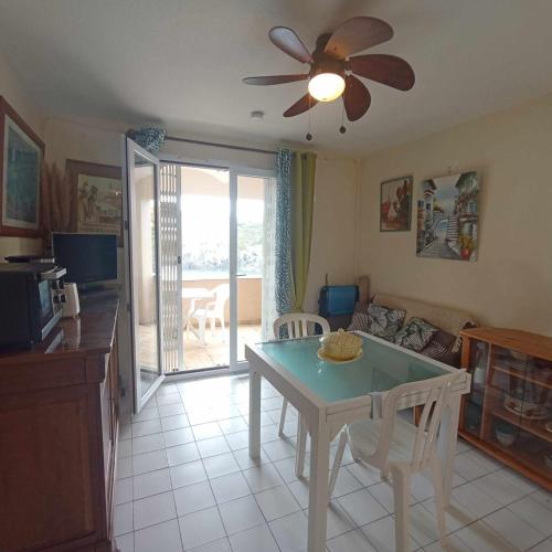 - un salon avec une table et un ventilateur de plafond dans l'établissement 2RB38A Appartement vue sur mer et proche plage, à Collioure