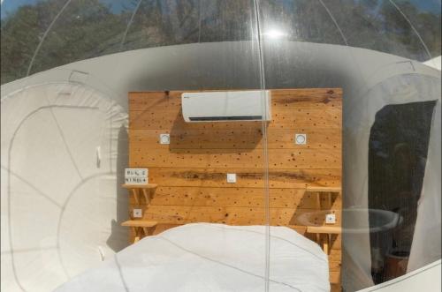 une vue intérieure d'une pièce circulaire avec un lit dans l'établissement Les bulles Nîmoises, à Nîmes