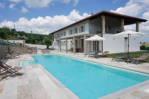 Swimmingpoolen hos eller tæt på Cascina Canelli