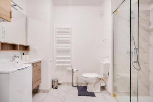 une salle de bain blanche avec toilettes et douche dans l'établissement Cosy studio à Rosny-sous-Bois, à Rosny-sous-Bois