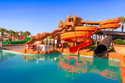 Bazén v ubytování Pickalbatros Aqua Park Sharm El Sheikh nebo v jeho okolí