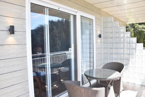 a patio with a table and chairs on a balcony at The Cedar Villa in Kanethi