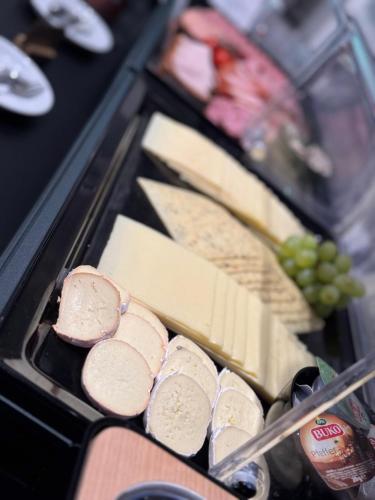 フランケンベルクにあるHotel Apartment Ferienwohnung Meyenhof Frankenberg Ederのチーズやその他の食べ物とブドウのグリル