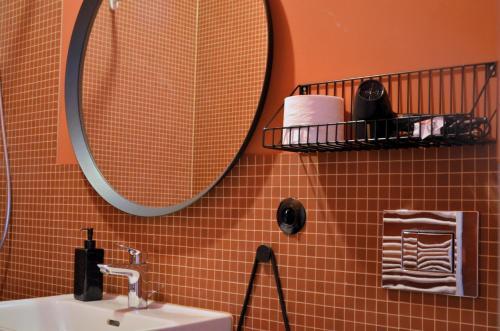 ein Badezimmer mit Waschbecken und Spiegel in der Unterkunft An Den Wiesen Gasthaus am Finowkanal in Wandlitz