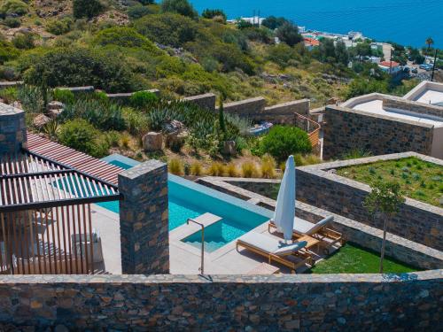 Bazén v ubytování MiraView - Villas & Residences nebo v jeho okolí