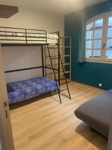 une chambre avec deux lits superposés et une fenêtre dans l'établissement Villa dans le Gard située entre Nîmes, Alès et Uzès avec piscine et spa jacuzzi, à Saint-Christol-lès-Alès