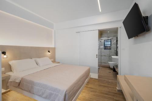 Кровать или кровати в номере Vassilia on the beach Serifos