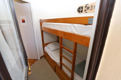 Cette petite chambre comprend des lits superposés. dans l'établissement St cyprien appartement vue mer et piscine, à Saint-Cyprien