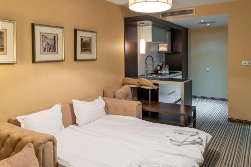 Ένα ή περισσότερα κρεβάτια σε δωμάτιο στο Best Western Plus Olives City Hotel - Free Pool & Parking