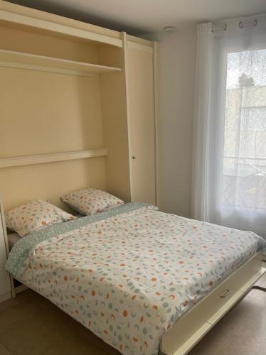une chambre avec un lit et une fenêtre dans l'établissement Marlyn, à Cannes