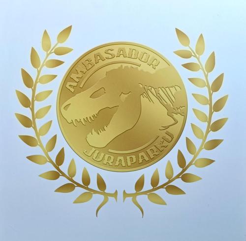 złoty medal z dinozaurem na wieńcu laurowym w obiekcie Lawendowy Dworek w Bałtowie