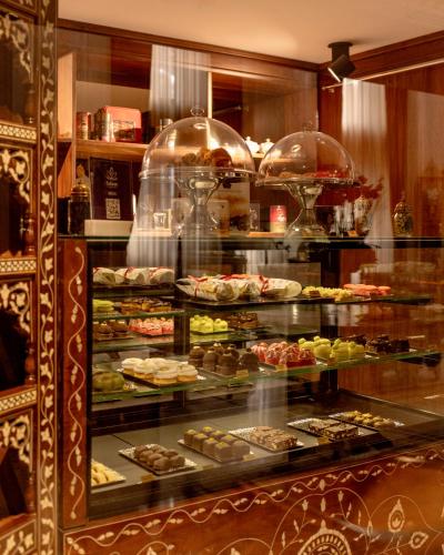 Makanan di atau berdekatan hotel