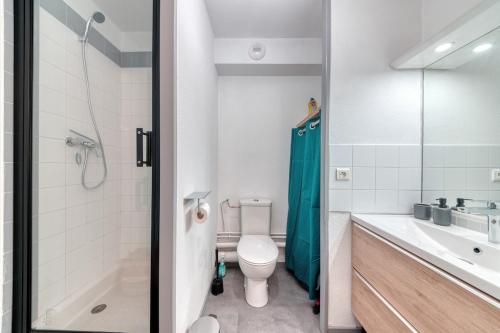 une salle de bain avec toilettes, baignoire et lavabo dans l'établissement LYON Studio proche de la gare Partdieu- westfield, à Lyon