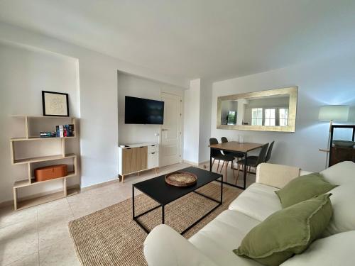 Marbella Beachside Apartment - 1 Min Walk to beach