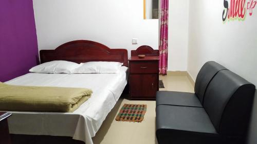 Una cama o camas en una habitación de Hotel Mohsin Plaza